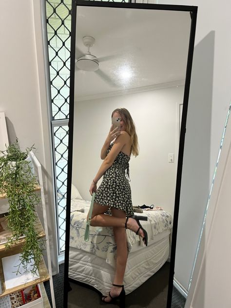 Mirror Selfie Poses In Short Dress, Mirror Poses Dress, Full Length Poses Photo Ideas, Mirror Pose Ideas Standing, Full Length Mirror Selfie Poses, Long Mirror Selfie, Standing Mirror Pics Poses, Mirror Selfie Full Body Poses, Bedroom Mirror Pics