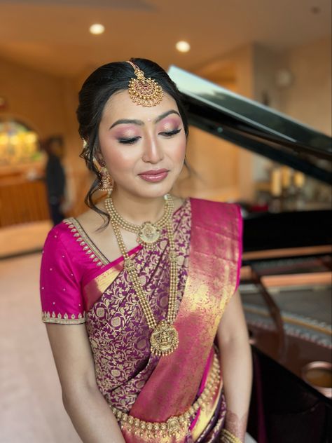 Elegant Pink & Gold Eyeshadow with highlighted face and nude lips to go on a south indian loud saree look ❤️ Pink Saree Makeup Look, Pink And Gold Eyeshadow, Pink Gold Eyeshadow, South Indian Look, Gaye Holud, Pink Eyeshadow Look, Indian Bride Makeup, Wedding Eye Makeup, Kerala Bride