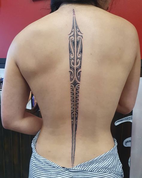 Maori Spine Tattoo, Maori Back Tattoo, Tamoko Maori Design, Fijian Tattoo, Māori Design, Tattoo Spine, Hawaii Tattoos, Skin Craft, Ta Moko