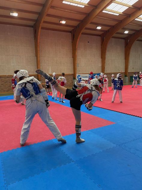 Taekwondo Sparring Aesthetic, Karate Vision Board, Taekwondo Pictures, Taekwondo Aesthetic Girl, Taekwondo Girl Aesthetic, Aesthetic Karate, Student Athlete Aesthetic, Taekwondo Aesthetic, Karate Aesthetic