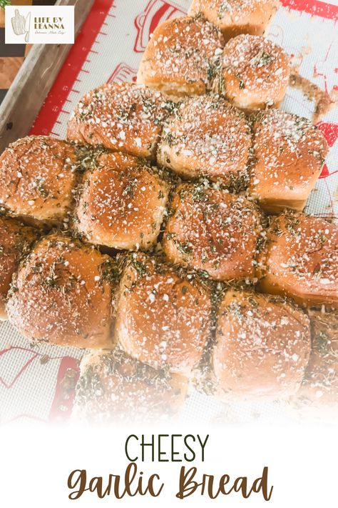 Transform Hawaiian rolls into a stunning Christmas side with this cheesy garlic bread recipe! Perfect for busy holiday cooks, these rolls are simple to make and packed with flavor. Learn how to craft the festive Christmas tree shape and bring a delicious, decorative touch to your holiday table. Save this recipe for your next gathering! Hawaiian Roll Christmas Tree, Rolls For Christmas Dinner, Christmas Rolls Recipe, Garlic Bread Christmas Tree, Christmas Tree Rolls, Tree Rolls, Bread For Christmas, Easy Cheesy Garlic Bread, Christmas Tree Bread