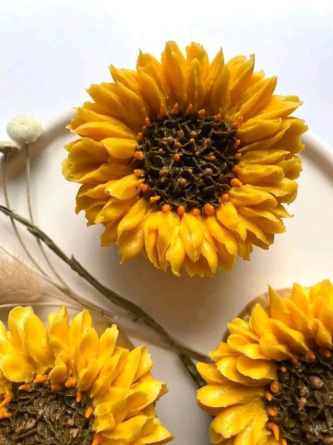 Sunflower Buttercream Cookies, Orange Floral Cupcakes, Sunflower Cupcakes Ideas, Sunflower Piping, Sunflower Desserts, Sunflower Cake Ideas, Sunflower Buttercream, Sunflower Cake Design, Bright Wedding Cake