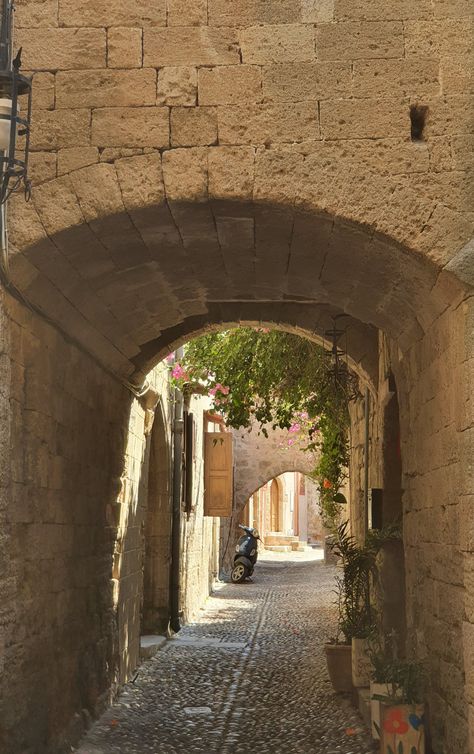 Greek alley way - light and airy Greek Town Aesthetic, Old Greek Aesthetic, European Alleyway, Italian Alleyway, Greek Countryside, Greek Streets, Old Town Rhodes, Rhodes Town, Songs Aesthetic