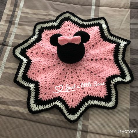 Minnie Mouse lovey blanket Crochet Lovey Blanket Crochet, Animals Disney, Crochet Lovey Free Pattern, Crochet Security Blanket, Mouse Crochet, Lovey Crochet, Disney Crochet Patterns, Ideas For Crochet, Lovey Pattern