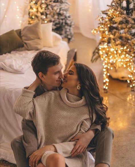 Christmas Photography Couples, Christmas Tree Photoshoot, Home Decorations Ideas, Couple Photography Winter, Christmas Couple Photos, Christmas Couple Pictures, Christmas Home Decorations, Christmas Poses, Christmas Family Photoshoot