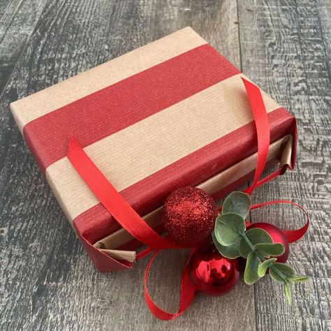 Create a gift box with a sweet little ribbon handle! 🎁 #giftwrapping #gifts #giftwrappingideas #giftbox #christmas #gifting #handmade #wrapping #giftboxes #giftpackaging #wrappinggifts #packaging #giftwrapped #customizedgifts #giftwrappingtechniques #giftwrappingtechnique #giftwrappingtutorial #wrappingtutorial #tutorial #crafting Raping Ideas, Gift Raping, Packing Ideas Gift, Small Gift Wrapping, Professional Gift Ideas, Corporate Branded Gifts, Cute Gift Wrapping Ideas, Gift Wrapping Tutorial, Kraft Paper Packaging