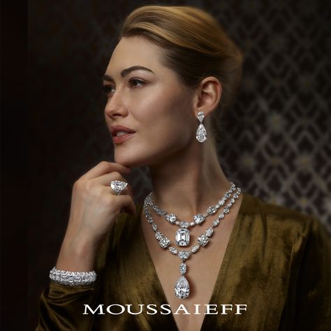 Bedazzle with confidence in 305 carats of exquisite diamonds. #Moussaieff #Moussaieffjewellers #highjewellery #diamonds #bridal #luxuryjewellery Diamond Circle Necklace, Real Diamond Necklace, Expensive Jewelry Luxury, High Jewellery, Indian Wedding Jewelry, Royal Jewels, Expensive Jewelry, Fancy Diamonds, Jewelry Photography