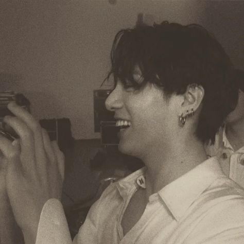 Jungkook Vintage, Taekook Classic Photo, Jungkook Vintage Aesthetic, Taekook 1990 Vibes, 1950 Aesthetic, Jungkook Aesthetic Pictures Brown, Images Terrifiantes, Somebody To Love, Jungkook Aesthetic