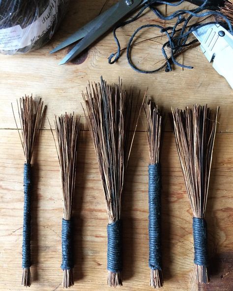 #hakeme style brushes #ceramics #slipdecoration Hakeme Pottery, Decorated Ceramics, Herbal Diy, Broom Making, Handmade Broom, Brooms And Brushes, Beginner Pottery, Handmade Paint, Pottery Inspiration