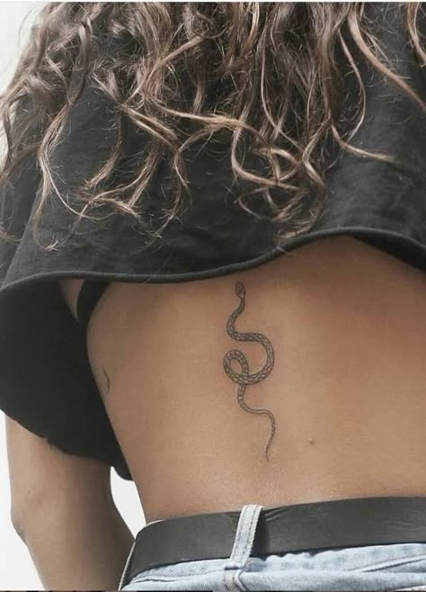 The Sexy Beauty of Shoulder and Back Tattoos! There Must be no Mistake in Choosing These Patterns! - Lily Fashion Style Small Back Tattoos, Friend Ideas, Inspiration Tattoos, Small Girl Tattoos, Tattoo Girls, Dainty Tattoos, Spine Tattoos, Subtle Tattoos, Baby Tattoos