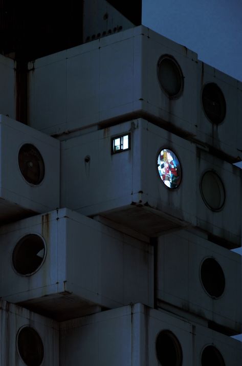 Cyberpunk Exterior, Additive Architecture, Cluster Architecture, Kisho Kurokawa, Nakagin Capsule Tower, Brutalism Architecture, Capsule Hotel, Casa Container, Brutalist Architecture