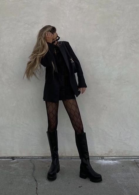 Hannah Harrell Casual Outfits, Hannah Taylor Outfits, Hannah Harrell Aesthetic, Feminine Lookbook, Hannah Harrell Outfits, Tights Outfits Casual, Patterned Tights Outfit, Dark Astethic, Hannah Harrell