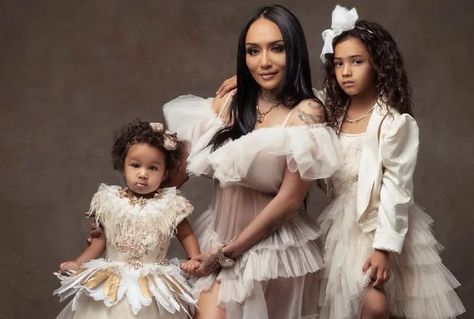 CHRIS BROWN'S DAUGHTER, ROYALTY, POSES IN HOLIDAY PHOTO WITH HER MOM Royalty Poses, Chris Brown Mom, Chris Brown Daughter, Chris Brown And Royalty, Kids Net, Black Presents, Wedding Knot, Black Celebrity News, Black Curly