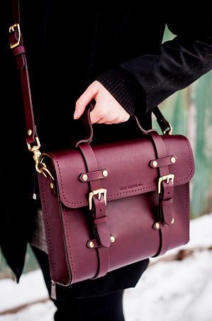 RELIC LEATHER Co. //Premium Leather Goods//Handcrafted in Canada | Oldenburg Small Messenger $375 Adventure Bags, Tas Bahu, Retro Pin Up, Leather Company, Oldenburg, Handcrafted Leather, Hermione, Mode Inspiration, Beautiful Bags