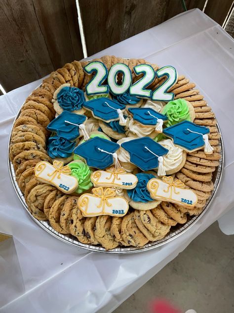 Cookie Bar Graduation Party, Graduation Cookie Bar, Cookie Tray Display Ideas, Graduation Deserts, Graduation Desserts, Cookie Display, Graduation Party High, Cookie Table, Graduation 2024