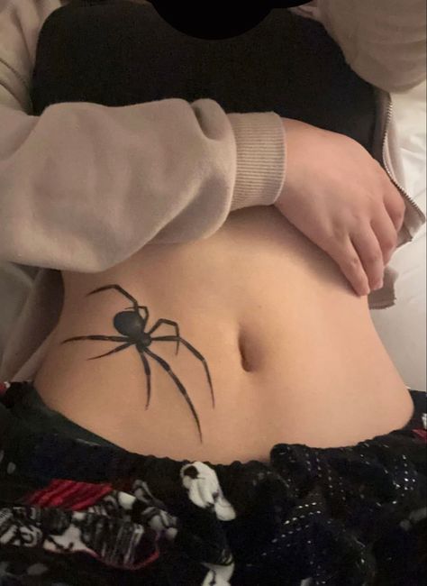 spider tattoo hip placement Henne Tattoo, Jagua Henna, Tato Minimal, Waist Tattoos, Tattoos Infinity, Grunge Tattoo, Tasteful Tattoos, Tattoos For Black Skin, Tattoos Geometric