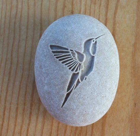 River rock talisman idea - an engraved Hummingbird Sculpture Dremel, Rock Carving, Dremel Crafts, Hummingbird Gifts, Dremel Carving, Ancient Aztecs, Pet Memorial Stones, Dremel Projects, Art Pierre