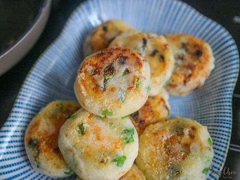 Vegan Chinese Mashed Potato Cakes | Ying Chen Blog Asian Potato Cakes, Asian Potatoes, Mashed Potato Cake Recipe, Chinese Breakfast, Potato Cakes Recipe, Mashed Potato Cakes, Vegan Chinese, Garlic Chips, Savoury Snacks