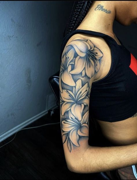 Flowers On Arm Tattoo Half Sleeves, Cute Thigh Tattoos, Shoulder Sleeve Tattoos, Girl Thigh Tattoos, Tattoo Artist Tattoo, Arm Sleeve Tattoos For Women, Feminine Tattoo Sleeves, Hand Tattoos For Girls, Cute Hand Tattoos