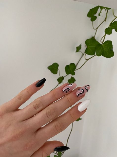 Black And White Dip Nail Designs, Black White And Gray Nails, One Hand White One Hand Black Nails, Black And White Nails Almond, Black And White Short Nails, White Nails Inspo, Universal Nails, White Short Nails, Black And White Nail Designs