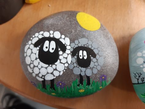 Sheep Rocks Painted, Sheep Painted On Rocks, Lamb Rock Painting, Sheep Pebble Art, Painted Garden Rocks, Sheep Crafts, Sidewalk Chalk Art, Painted Rock Animals, Sheep Art