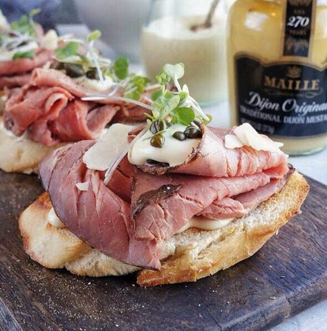 Roast Beef Canapes, Roast Beef Bruschetta, Crustini Appetizers Beef, Crustini Appetizers Roast Beef, New Years Brunch Party, Beef Starters, Roast Beef Crostini Appetizers, Brunch Crostini, Turkey Crostini