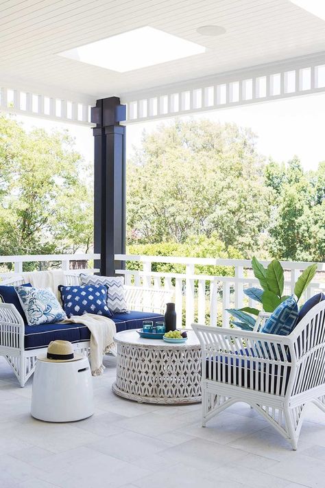 10 lessons to learn from this stunning Hamptons transformation | Home Beautiful Magazine Australia Hamptons Outdoor Living, Simple Pergola, Hamptons Style Living Room, Hamptons Style Decor, White Wicker Furniture, Hamptons Style Homes, Hamptons Style Home, Styl Hampton, Hamptons Decor