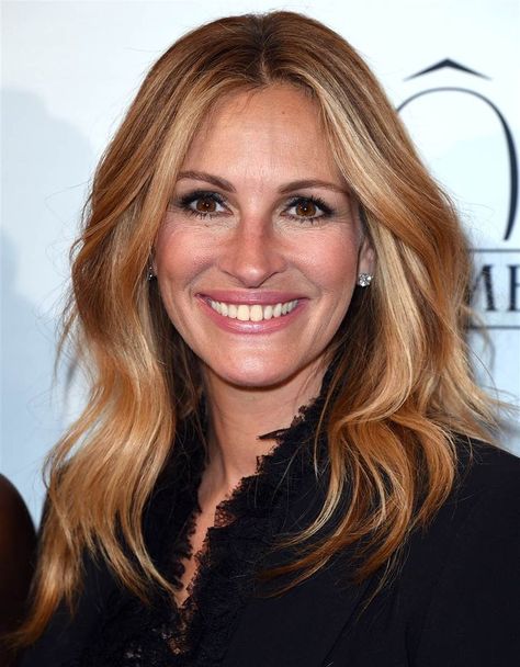 julia roberts hair | Ultralong hair is the big celebrity hair trend of the ... Julia Roberts Hair, Bang Ideas, Brown Ombre Hair Color, Celebrity Hair Trends, Brown Ombre Hair, Disney Jasmine, Latest Hair Trends, Trendy Hair Color, Ombre Hair Color