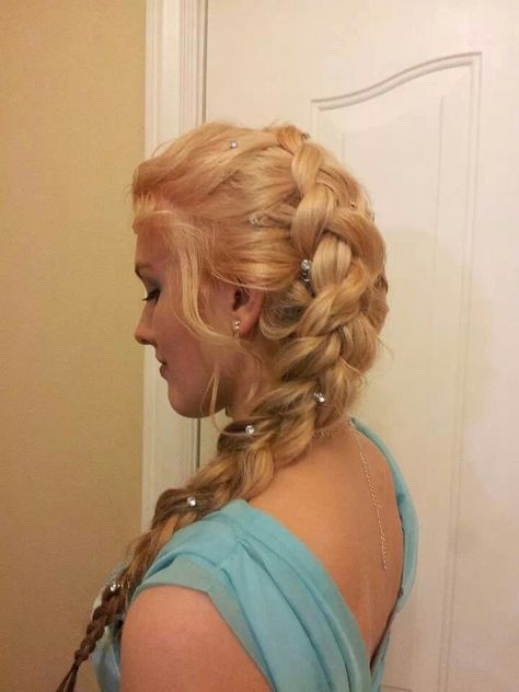 love this Elsa braid! Elsa Braid Wedding Hair, Elsa Inspired Hair, Elsa Hairstyle, New Hairstyle Ideas, Elsa Braid, Frozen Jr, Elsa Hair, Wild Hair Color, Elsa Cosplay