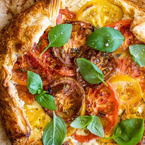 This easy savory tomato galette made with puff pastry and Boursin cheese is a simple, delicious recipe perfect for lunch or dinner. Savory Pie Crust, Tomato Galette, Happy Hour Appetizers, Beautiful Brunch, Southern Summer, Varieties Of Tomatoes, Galette Recipe, Veggie Meals, Tomato Pie