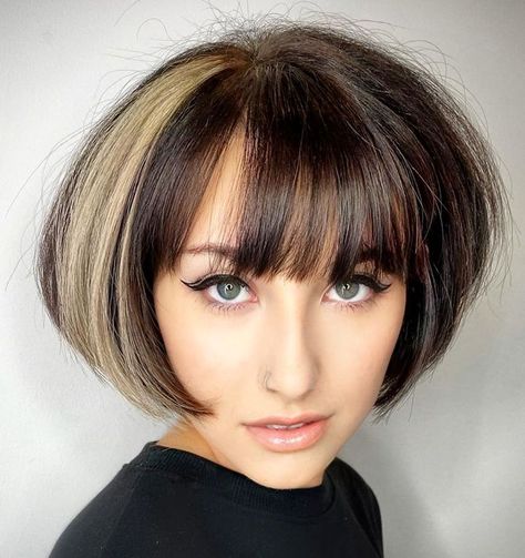 Voluminous Lip-Length Bob with a Fringe Partial Blonde Highlights, Bob Fringe, Long Bob With Bangs, Bob With Fringe, Bangs Ideas, Short Bobs With Bangs, Short Wavy Bob, Brunette Bob, Brown With Blonde Highlights