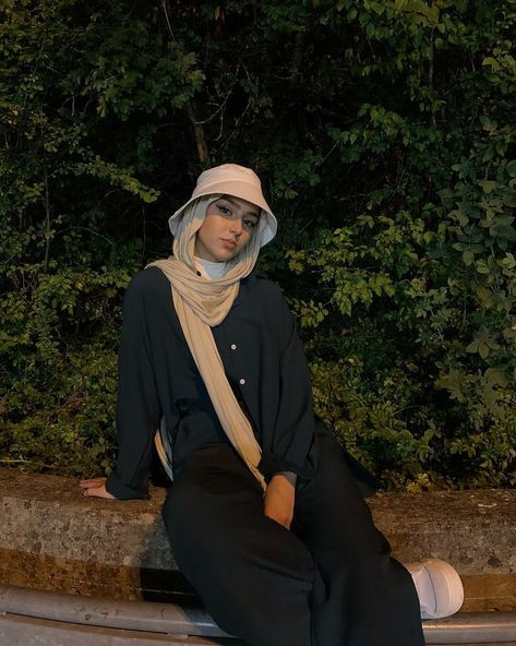 Black And Beige Outfit Hijab, Fall Hijabi Outfits, Modest Ootd, Baddie Lifestyle, Scarf Summer, Y2k Winter, Pashmina Hijab Tutorial, Hijab Fashionista, Muslim Fashion Hijab Outfits