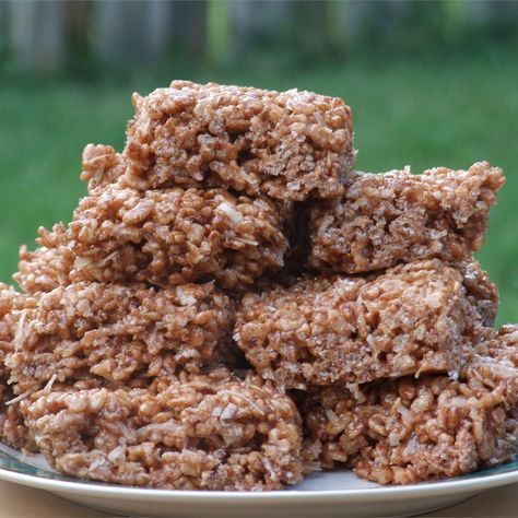 10 Ways to Make Crispy Rice Treats More Fun Rice Crispies Recipe, Chocolate Rice Krispies, Rice Crispy Treats Recipe, Chocolate Rice Krispie Treats, Crispy Recipes, Spiced Rice, Rice Krispies Treats, Krispies Treats, Peanut Butter Lovers