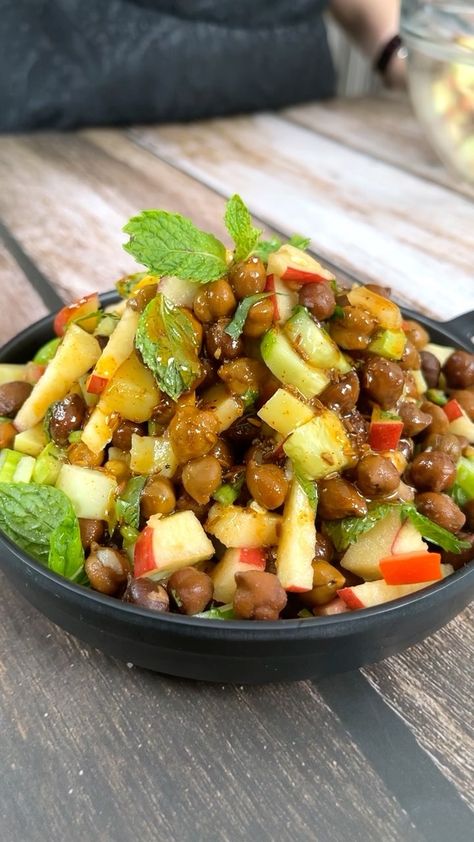 meghnasfoodmagic on Instagram: KALA CHANA APPLE SALAD - Told you na I make so many varieties of salads; you could actually have a new salad every day and therefore not… Kala Chana Salad, Chana Salad, Apple Salad, Sweet And Sour Pork, Kung Pao Chicken, Told You, Salad Recipes, Every Day, Salad