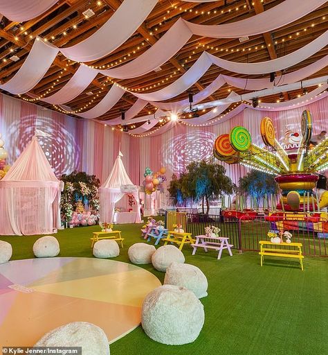 Rainbow Theme Party, Party Hall, Kardashian Kids, Carnival Themes, Carnival Birthday, Showroom Design, Salou, 2nd Birthday Parties, 1st Birthday Parties