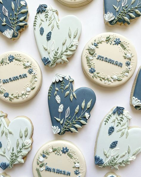 Fleurs & Crème (@fleursetcreme) • Instagram photos and videos Floral Sugar Cookies, Wedding Cookies Decorated, Garden Cookies, Wide Photo, Flower Sugar Cookies, Monogram Cookies, Wedding Cake Cookies, Wreath Cookies, Royal Iced Cookies