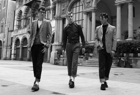 Teddy Boy fashion was a revival of Edwardian dandies fashion featuring tapered trousers, long jackets and brothel creepers; associated with Rock n Roll in the 50s and was most popular among working-class youth groups in Britain 1950s Fashion Men, 1950s Fashion Menswear, 1960s Mens Fashion, 1960s Fashion Mens, 60s Mens Fashion, 60s Fashion Trends, 60s Fashion Vintage, 1950s Men, 1950s Mens Fashion