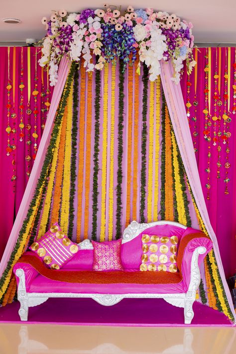 mehendi couch Mehndi Decoration Ideas, Haldi Decoration Ideas, Mehendi Decor Ideas, Mehndi Ceremony, Mandap Decor, Desi Wedding Decor, Marriage Decoration, Mehndi Decor, Beautiful Wedding Decorations