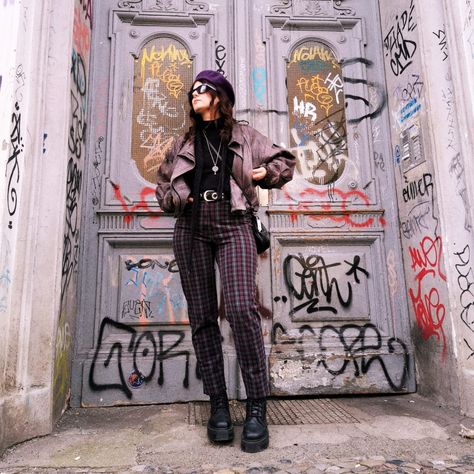 These plaid vintage pants I've found are so comfy! Still in love with this outfit I was wearing the other day for hunting vintage treasures 💜 Click to see more 👀 Vintage Upcycling, Upcycling Art, Plaid Trousers, Purple Love, Still In Love, Vintage Pants, Lovely Day, The Energy, Grunge Fashion