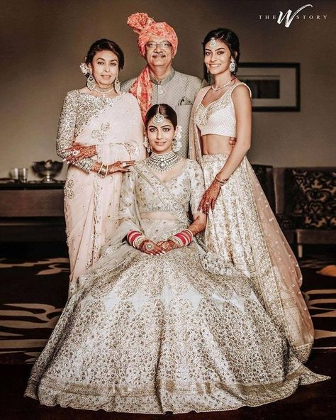 Mother Daughter Poses, Indian Wedding Pictures, Mother Daughter Wedding, Bridesmaid Poses, Coordinates Outfits, Indian Wedding Poses, Bride Photos Poses, Family Wedding Photos, Bridal Photography Poses