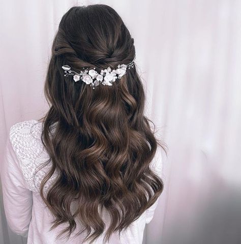 Wedding Hair Brunette, Bridal Hair Down, Hair Style On Saree, Engagement Hairstyles, Romantic Wedding Hair, Romantic Hairstyles, Bridal Hair Updo, Wedding Hairstyles With Veil, Long Hair Wedding Styles