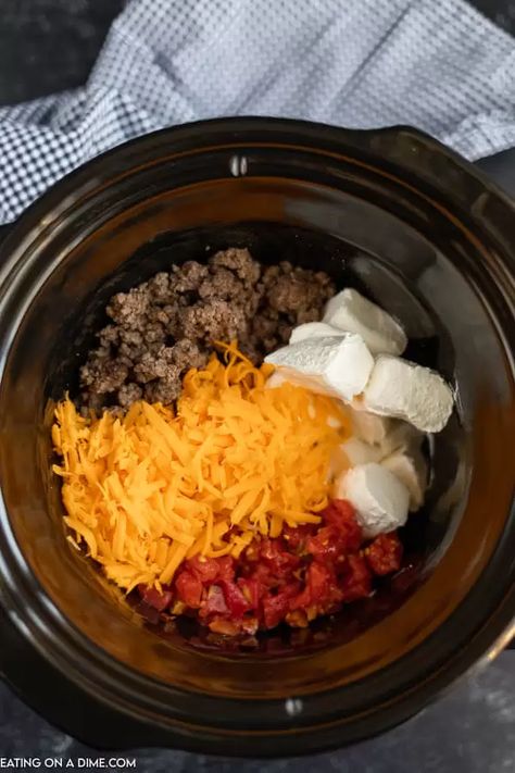 Crockpot cheeseburger dip recipe - only 4 ingredients Hamburger Cheese Dips, Cheeseburger Dip Recipe, Crockpot Cheeseburger, Sausage Queso Dip, Hamburger Dip, Sausage Queso, Cheese Dip Crock Pot, Bacon Cheeseburger Dip, Dip Recipes Crockpot