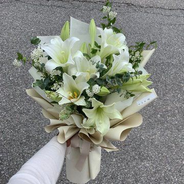 White Lily Bouquet, White Lily Flower, Luxury Flower Bouquets, Birthday Bouquet, Lily Bouquet, Bouquet Wrap, Nothing But Flowers, Flower Therapy, White Lilies