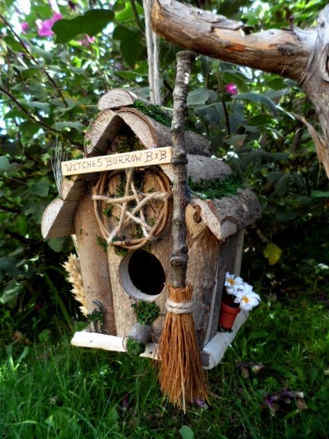 Witches Burrow Birdhouse Witchy Garden, Tattoo Plant, Terrasse Design, Wiccan Crafts, Bird House Feeder, Pagan Crafts, Witch Garden, Gothic Garden, Witchy Crafts