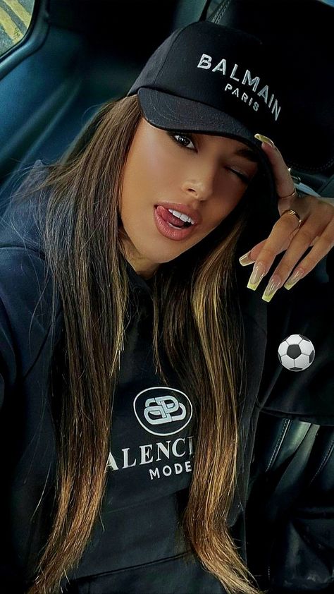 Marta Diaz, Girls Wearing Hats, Side Portrait, Biker Photoshoot, Long Brunette, Super Hair, Foto Art, Instagram Photo Inspiration, Student Fashion