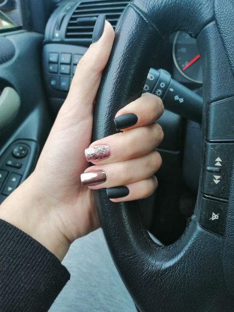 Matte Black Nails With Glitter Accent, Black Matt Nails Ideas, Black With Rose Gold Nails, Blush And Black Nails, Black And Rose Gold Nails Short, Black Fall Nails 2023, Black And Peach Nails, Matte Black And Gold Nail Ideas, Copper And Black Nails