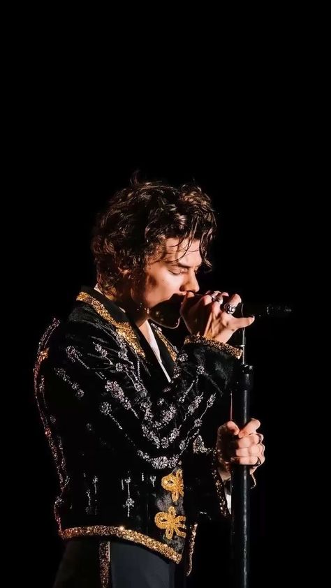 Harry Styles Shirtless, Harry Styles Lockscreen, Harry Styles Outfit, Harry Styles Hot, Live On Tour, Harry Styles Live On Tour, Harry 1d, Harry Styles Edits, Harry Styles Live