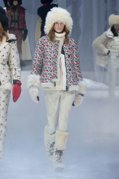 See the complete Moncler Grenoble Fall 2017 Ready-to-Wear collection. Moncler Grenoble, Nyc Fashion Week, Cool Coats, Moncler Women, Catwalk Fashion, Print Trends, Trend Fashion, Fashion Show Collection, Summer Trends