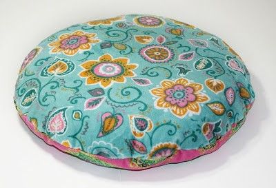 Free Round Pillow Sewing Pattern - DIY Crush Pillow Pattern Sewing, Round Pillow Pattern, Pillow Sewing, Sewing Christmas Gifts, Round Dog Bed, Crush A, Diy Pillow Covers, Sewing Cushions, Diy Dog Bed