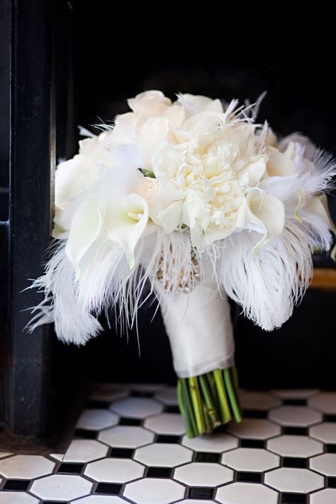 Art Deco Wedding Flowers, Feather Wedding Decorations, Brides Flowers Bouquet, Prom Bouquet, Feather Bouquet, Jeweled Bouquet, Wedding Flowers Roses, Hollywood Wedding, White Bridal Bouquet